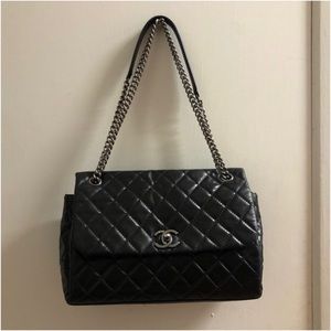 Authentic CHANEL Classic Maxi Jumbo CC Chain Sliver Hardware Black Shoulder Bag